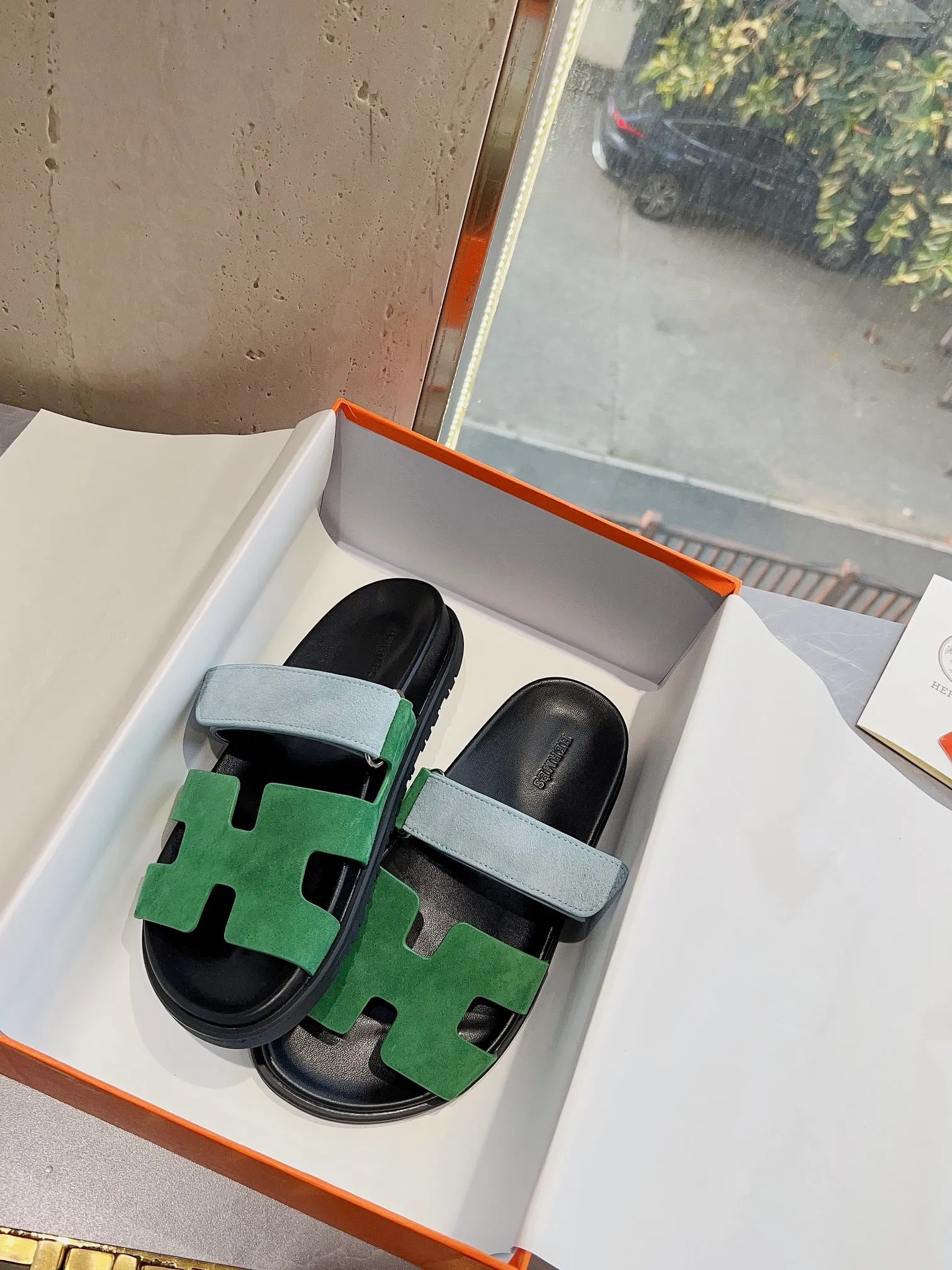 👟👟Ex-factory price 440👟👟 Men's size +10 H family 2024 spring and summer new style HERMES Hermes' recently popular couple's shoes, pig nose angle sandals and slippers, paired with various colorful socks, extremely trendy. Upper lining: imported original material. Outsole: non-slip and wear-resistant outsole. Size: Female 35-42 (40/42 non-returnable and non-exchangeable) Men’s size: 39-45 (45 is non-refundable and non-exchangeable)